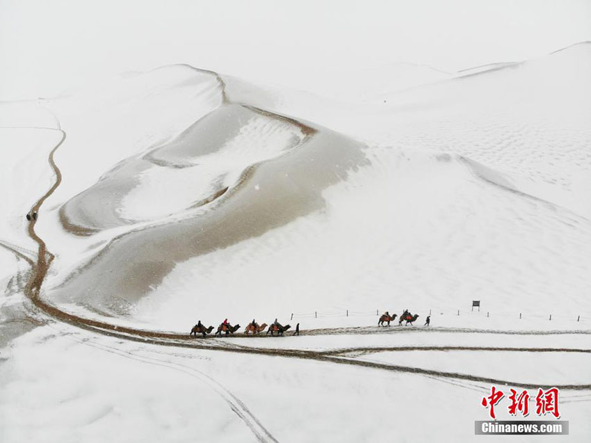 敦煌鳴沙山?月牙泉景勝地に「砂漠の雪景色」現(xiàn)る　甘粛省