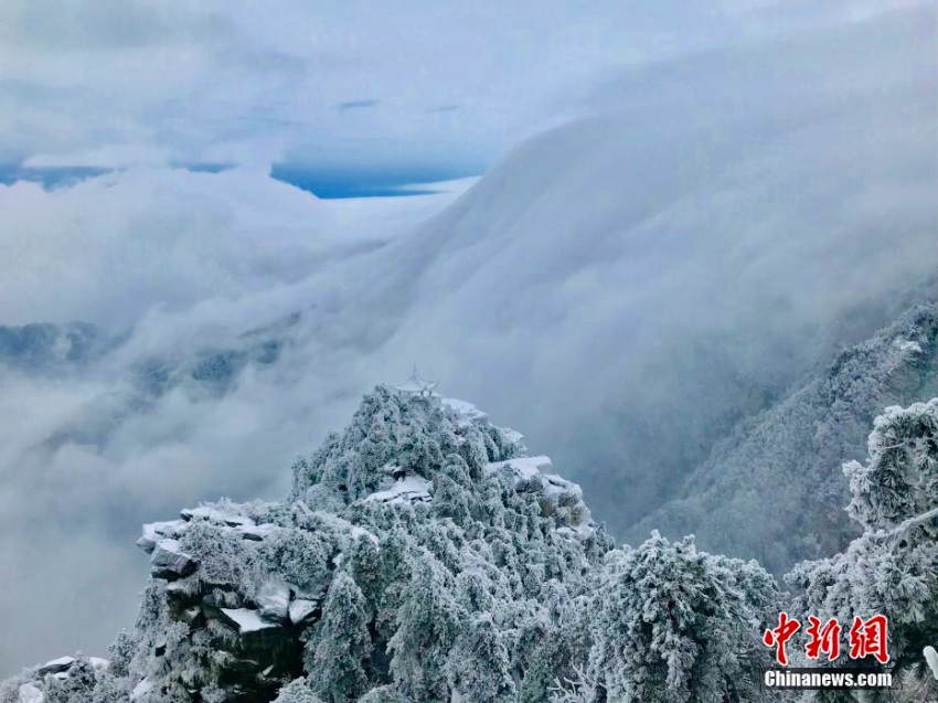 雪上がりの廬山の山肌を流れ落ちる「雲(yún)の滝」　江西省