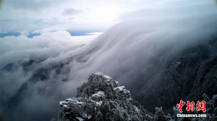 雪上がりの廬山の山肌を流れ落ちる「雲(yún)の滝」　江西省