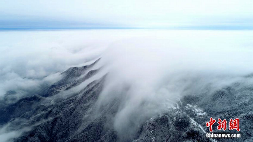 雪上がりの廬山の山肌を流れ落ちる「雲(yún)の滝」　江西省