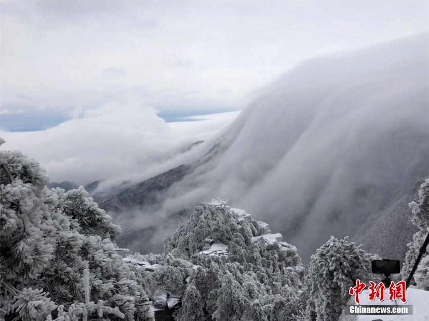 雪上がりの廬山の山肌を流れ落ちる「雲(yún)の滝」　江西省