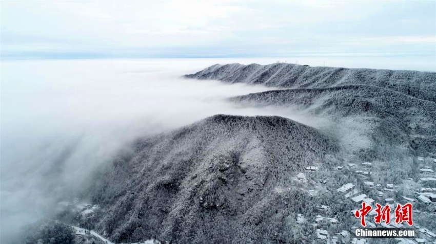 雪上がりの廬山の山肌を流れ落ちる「雲(yún)の滝」　江西省