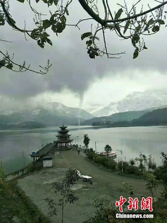 瓦屋山ふもとのダム湖で水面と雲(yún)つなぐ水柱「竜吸水」　四川省