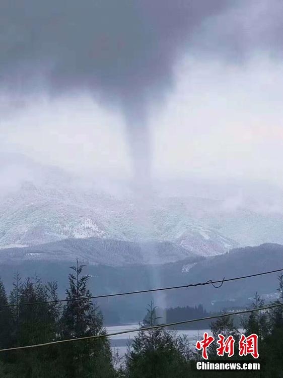 瓦屋山ふもとのダム湖で水面と雲(yún)つなぐ水柱「竜吸水」　四川省