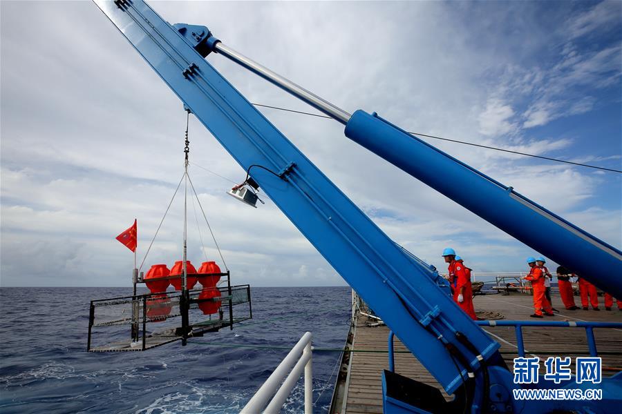 有人深海潛水艇「彩虹魚」、1萬メートル級潛水に成功