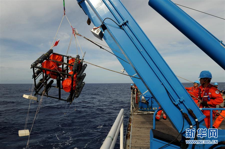 有人深海潛水艇「彩虹魚」、1萬メートル級潛水に成功