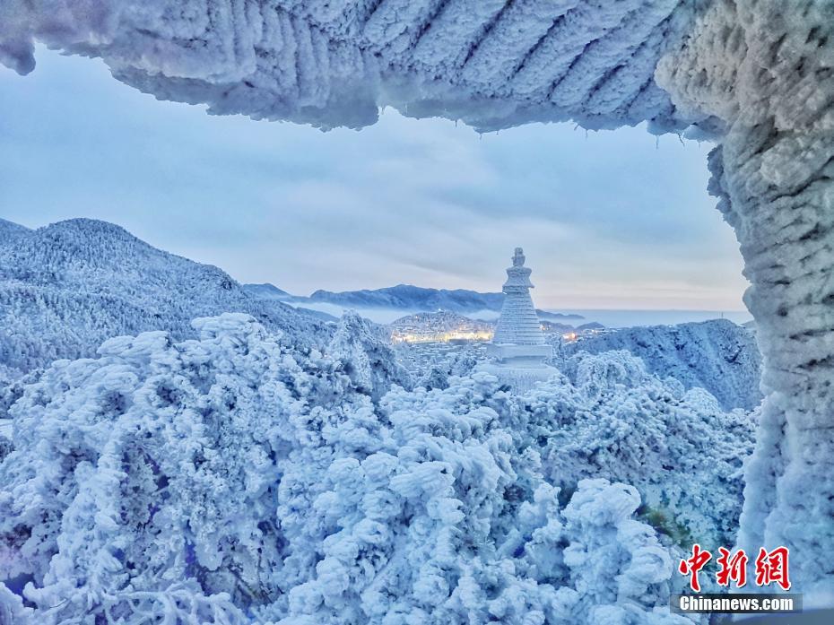 童話(huà)の世界に一変した雪上がりの廬山　江西省