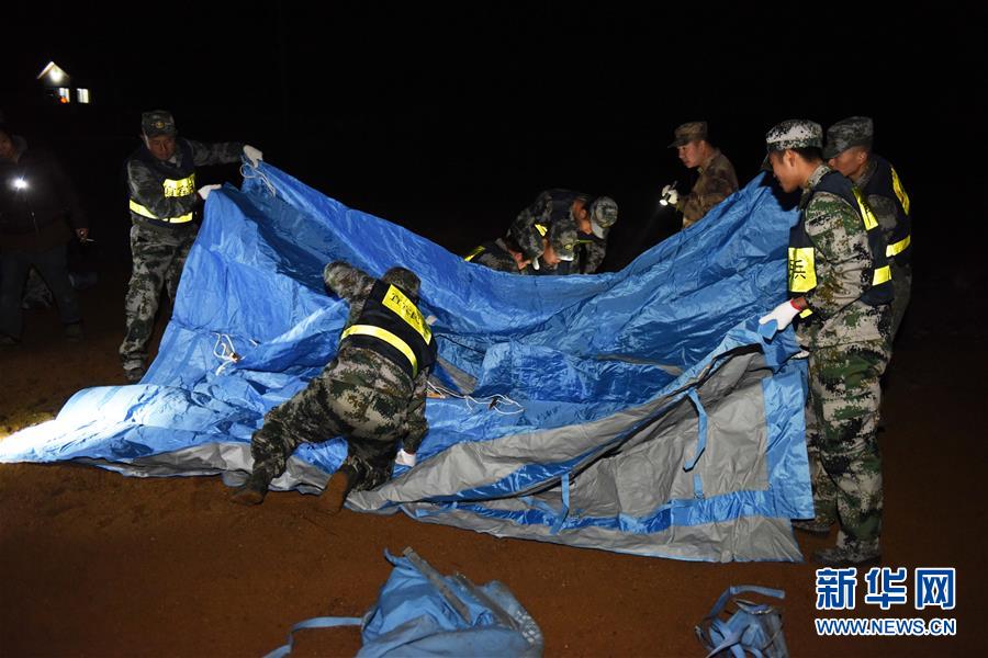 四川省でマグニチュード5.7の地震　たき火で暖を取る被災(zāi)者たち