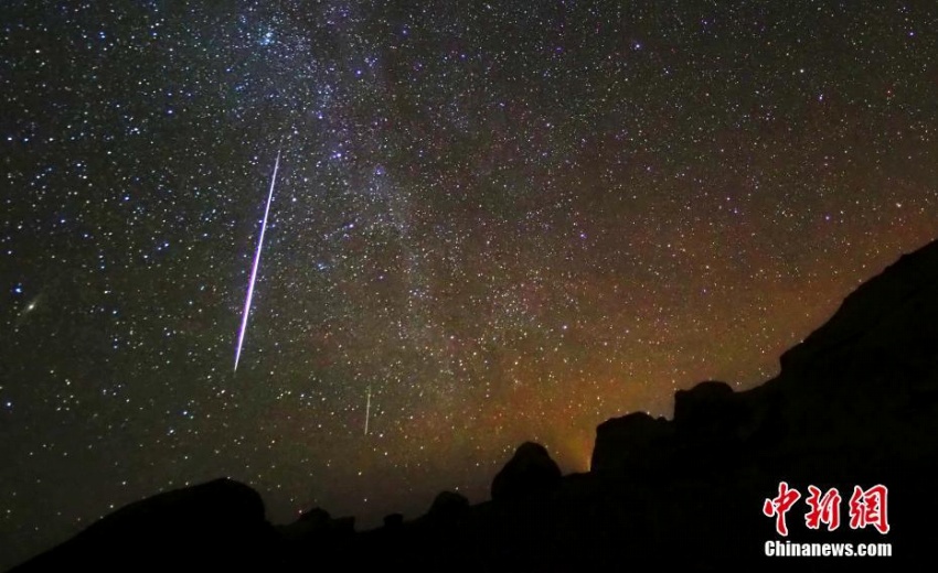 青海省の夜空で繰り広げられた幻想的な流れ星のショー