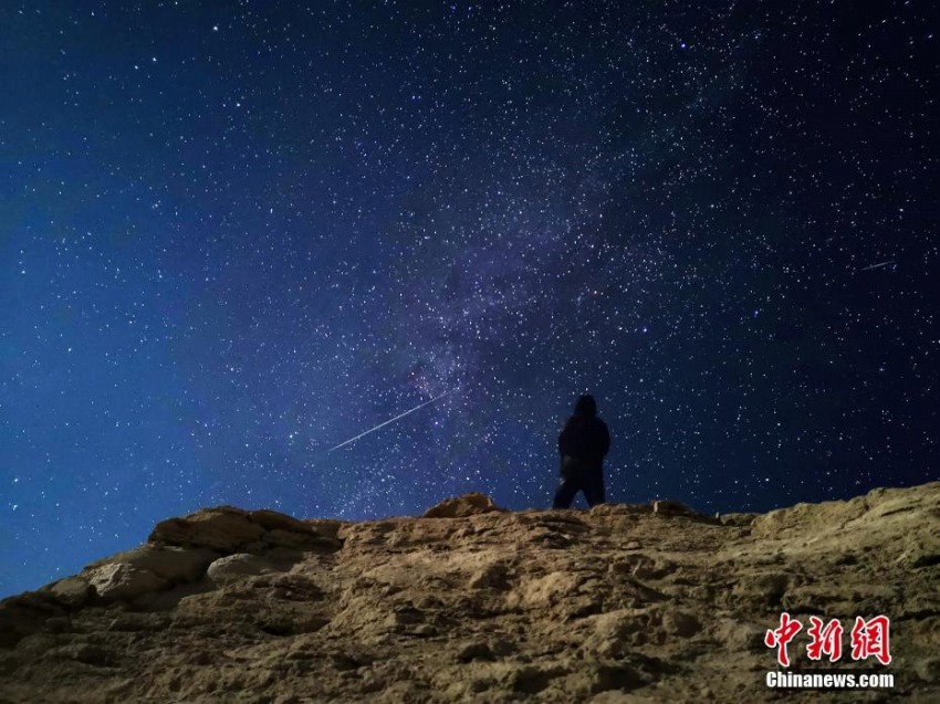 青海省の夜空で繰り広げられた幻想的な流れ星のショー