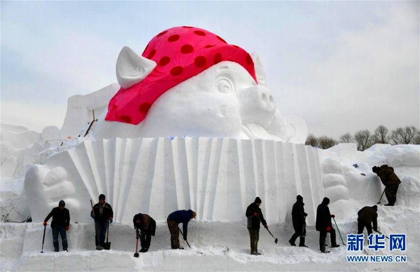 ハルビン雪の彫刻蕓術(shù)博覧會會場に高さ12メートルの「子ブタ」彫刻