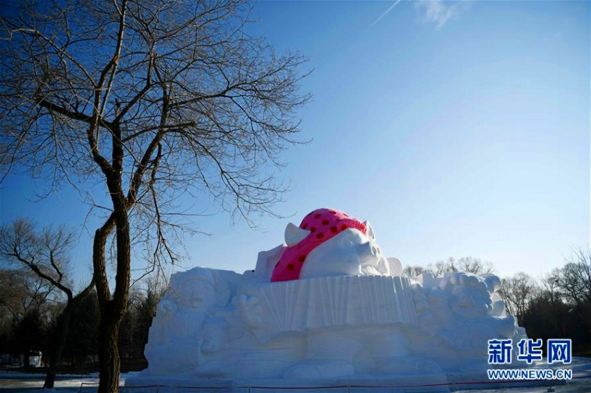 ハルビン雪の彫刻蕓術(shù)博覧會(huì)會(huì)場に高さ12メートルの「子ブタ」彫刻