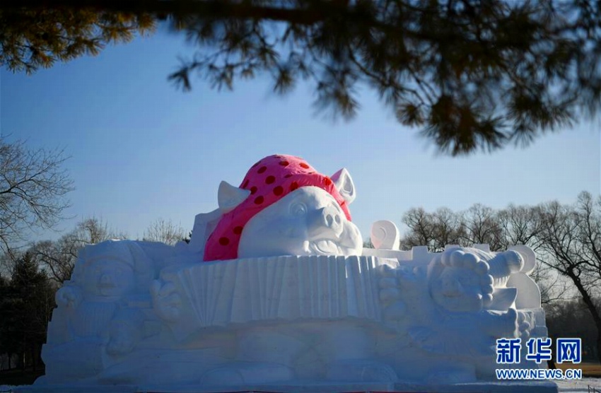 ハルビン雪の彫刻蕓術(shù)博覧會(huì)會(huì)場(chǎng)に高さ12メートルの「子ブタ」彫刻