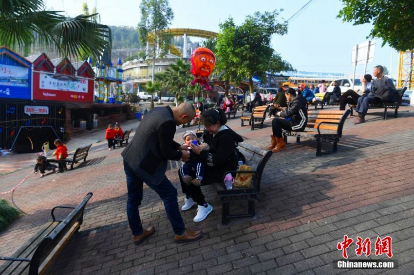 斜面に並ぶベンチがシュール　重慶市紅酒小鎮(zhèn)景勝地の休憩エリア