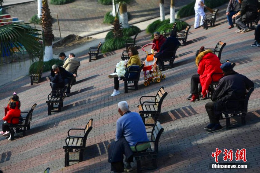 斜面に並ぶベンチがシュール　重慶市紅酒小鎮(zhèn)景勝地の休憩エリア