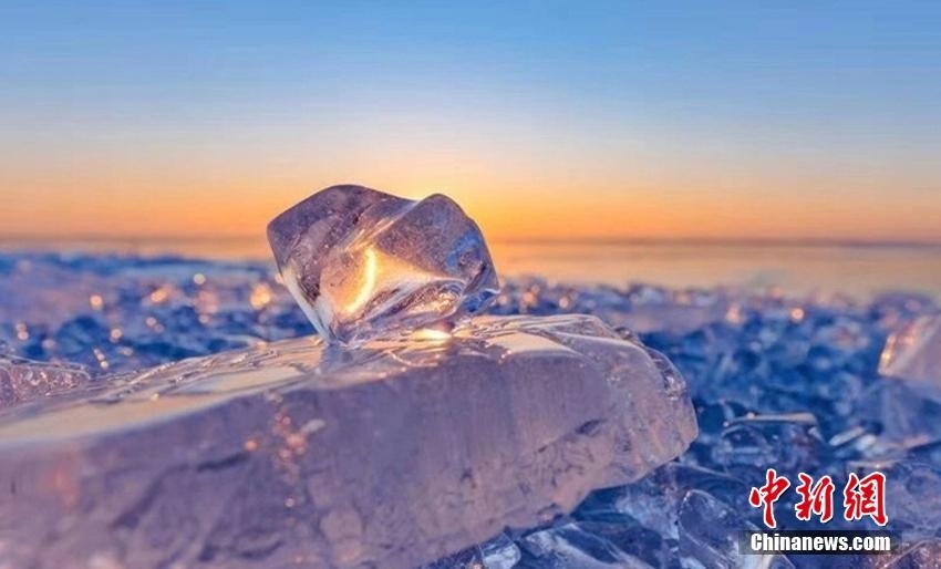 中國とロシアの國境にある最大規(guī)模の湖に美しい青色の氷