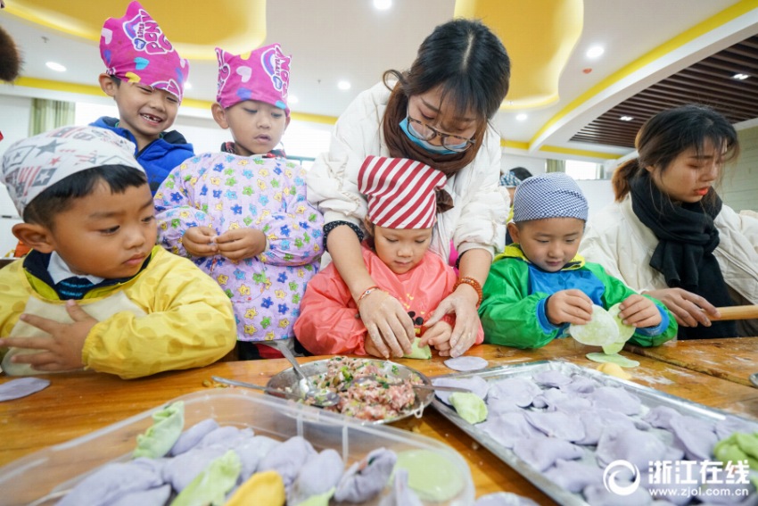 餃子で迎える冬至　浙江省長(zhǎng)興県の幼稚園で餃子づくりイベント