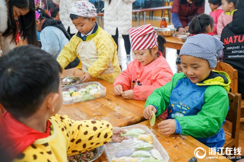 餃子で迎える冬至　浙江省長興県の幼稚園で餃子づくりイベント