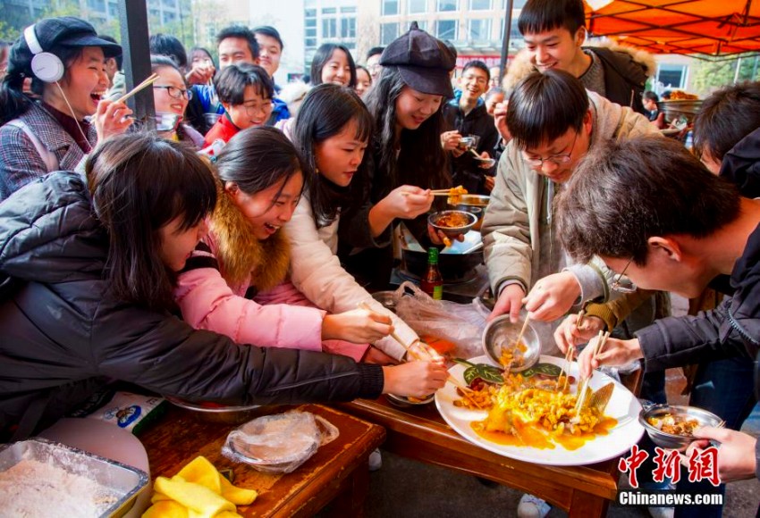 魚(yú)を捕まえ、作って、食べよう！武漢の大學(xué)で「沁湖魚(yú)宴」イベント