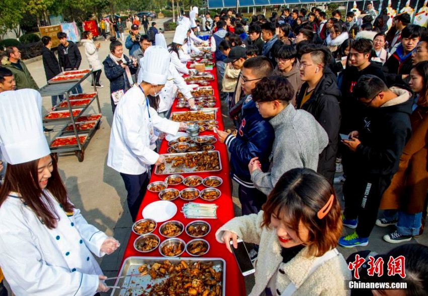 魚を捕まえ、作って、食べよう！武漢の大學で「沁湖魚宴」イベント