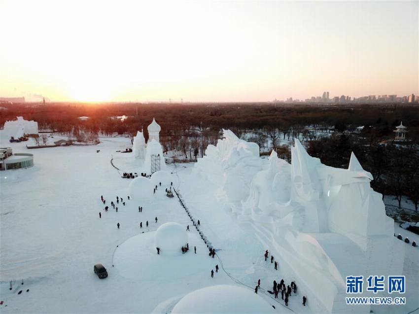 ハルビン雪の彫刻蕓術(shù)博覧會に巨大な彫刻作品「銀河の旅」　黒竜江省