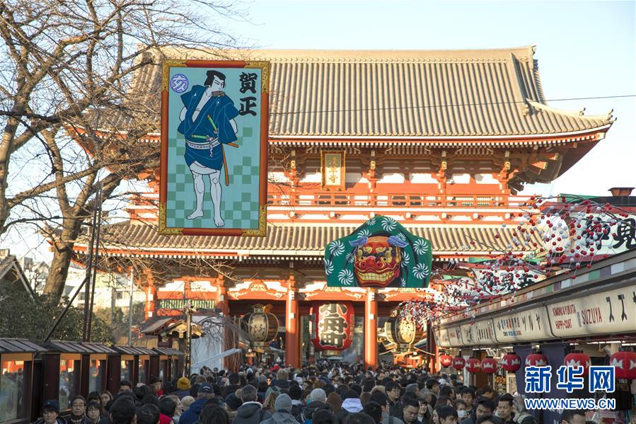 淺草の商店街にお正月飾り　観光客で賑わう