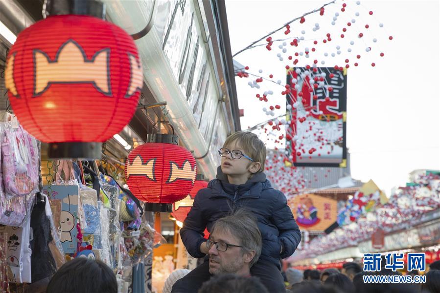 淺草の商店街にお正月飾り　観光客で賑わう