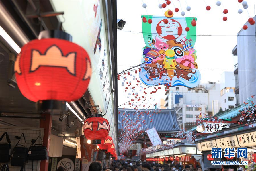 淺草の商店街にお正月飾り　観光客で賑わう