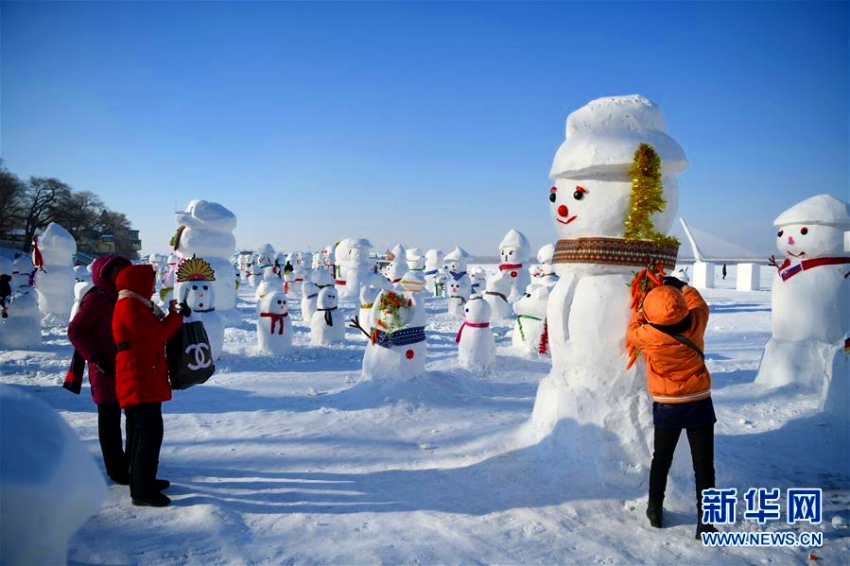 居並ぶ2019個(gè)の雪だるま！　黒竜江省ハルビン