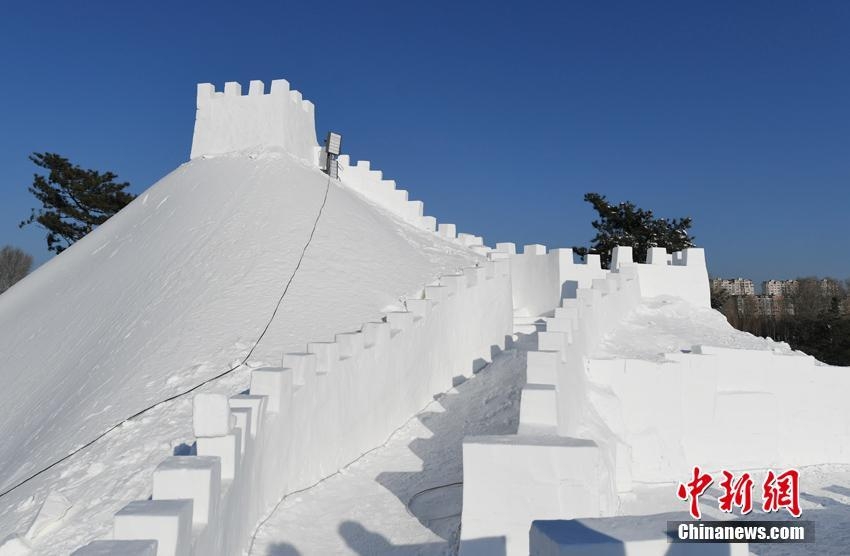 様々なデザインの巨大な雪の彫刻が完成　吉林省長(zhǎng)春市　