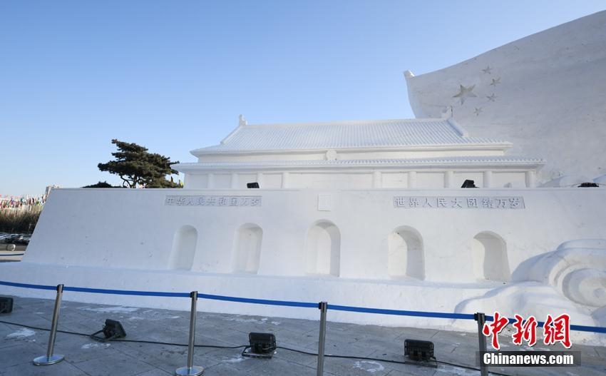 様々なデザインの巨大な雪の彫刻が完成　吉林省長春市　