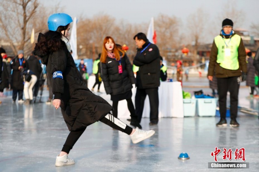 什剎海スケート場(chǎng)で氷上スポーツ「氷蹴球」の試合　北京市