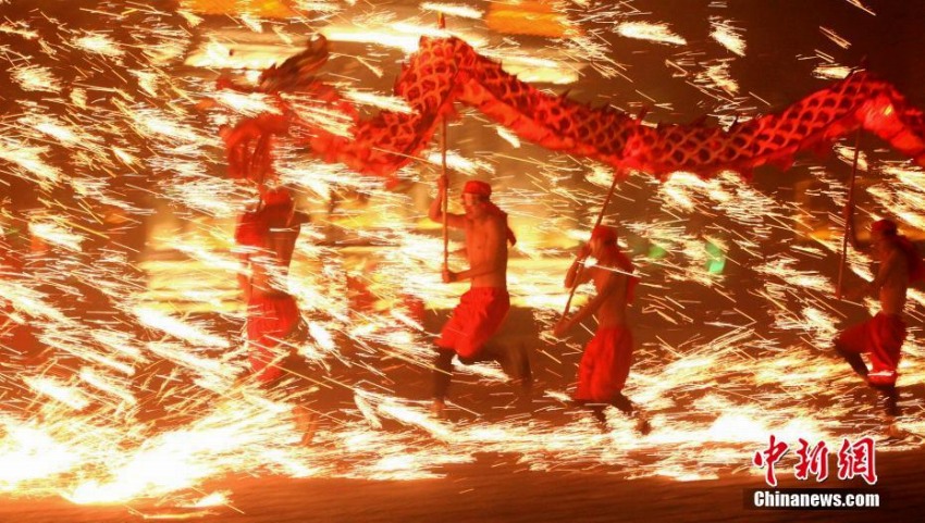 山東省臺(tái)児荘で行われた「火竜鋼花」のパフォーマンス（1月13日、撮影?雍君）。