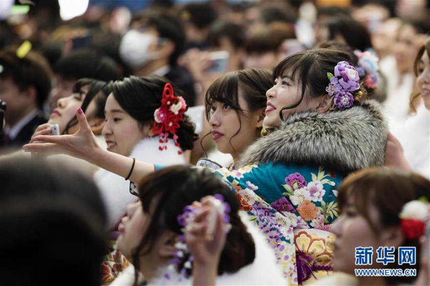 20歳の成人祝う日本、ディズニーランドで成人式