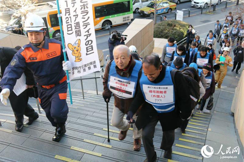 逃げ出す街から逃げ込める街へ　森ビルによる外國(guó)人帰宅困難者受入訓(xùn)練