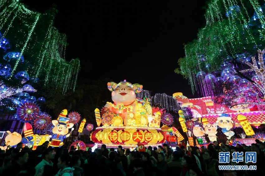 「國(guó)際恐竜ランタン祭り」開(kāi)幕　四川自貢