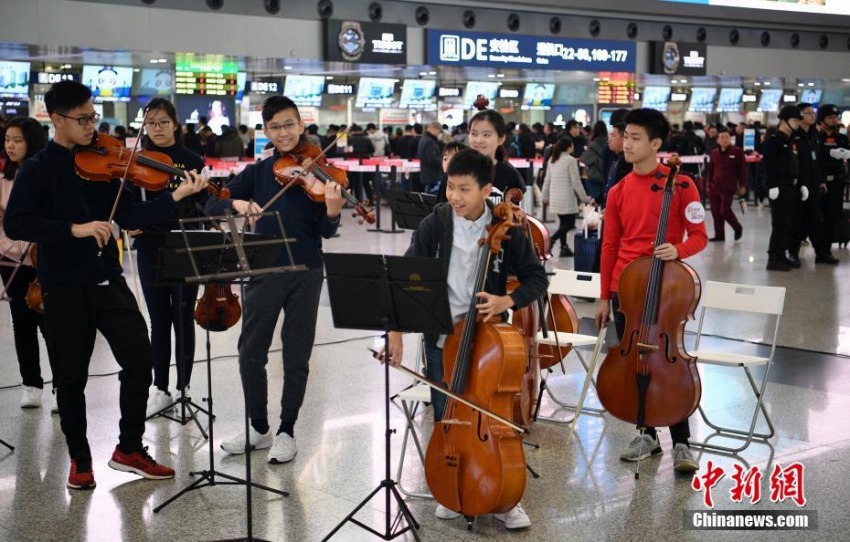 學(xué)生が「フラッシュモブ」で旅客を魅了 成都雙流國際空港