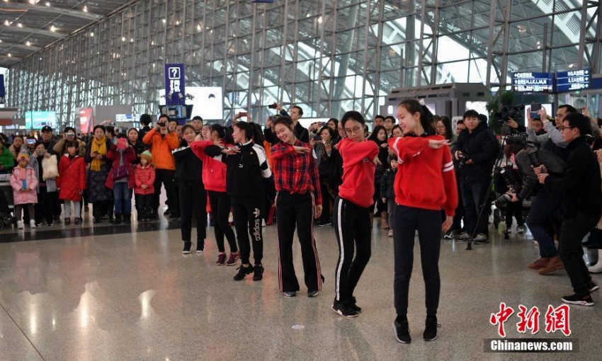 學(xué)生が「フラッシュモブ」で旅客を魅了 成都雙流國(guó)際空港