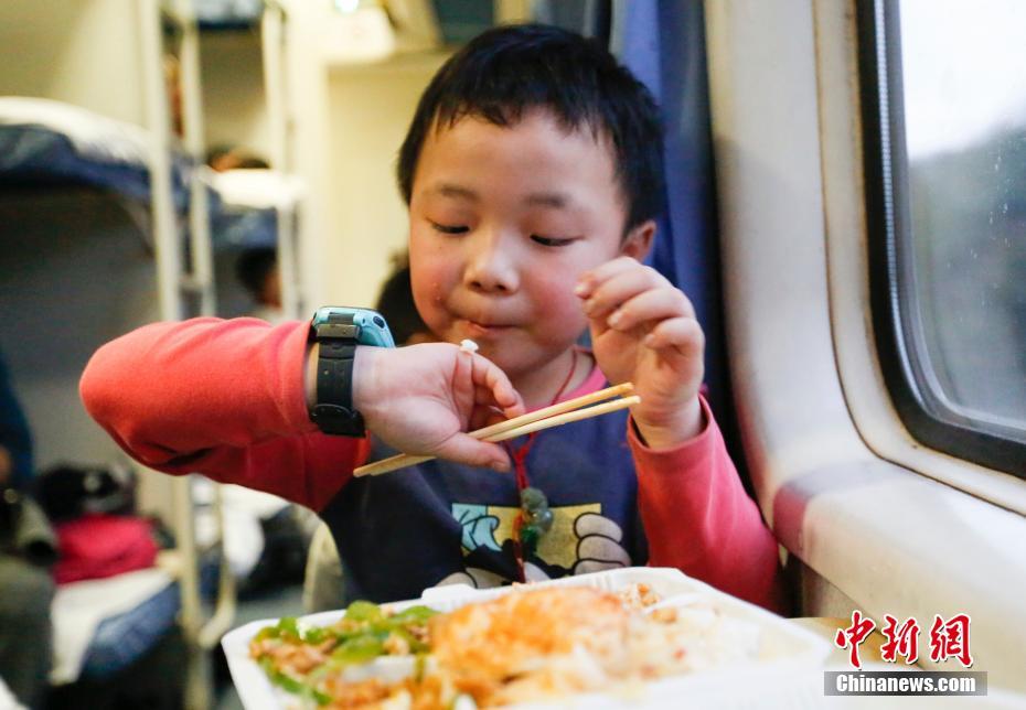 春運(yùn)の列車で出會(huì)った「小さな旅客のかわいい表情」