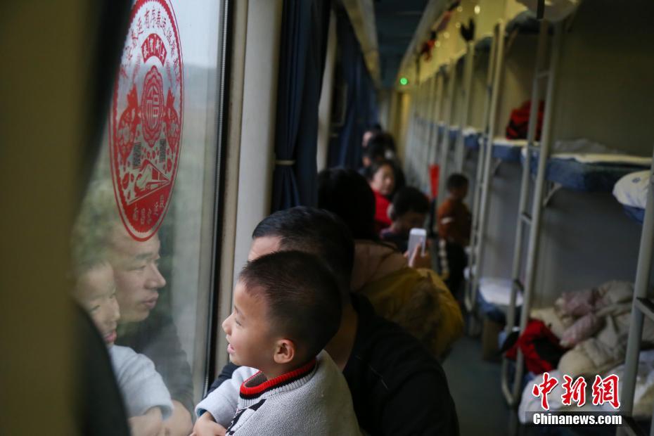 春運(yùn)の列車で出會(huì)った「小さな旅客のかわいい表情」