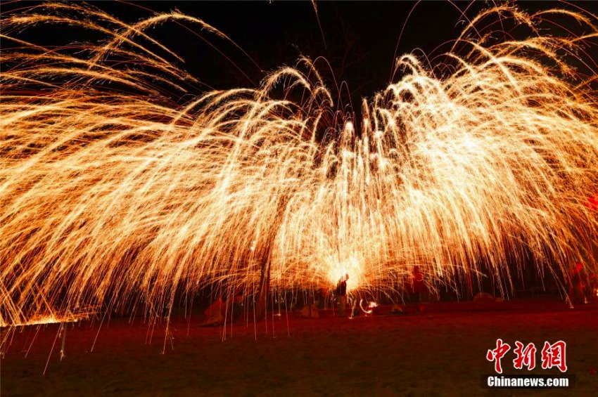 空に鉄の花が舞う「鉄花」(撮影?韓章雲(yún))。