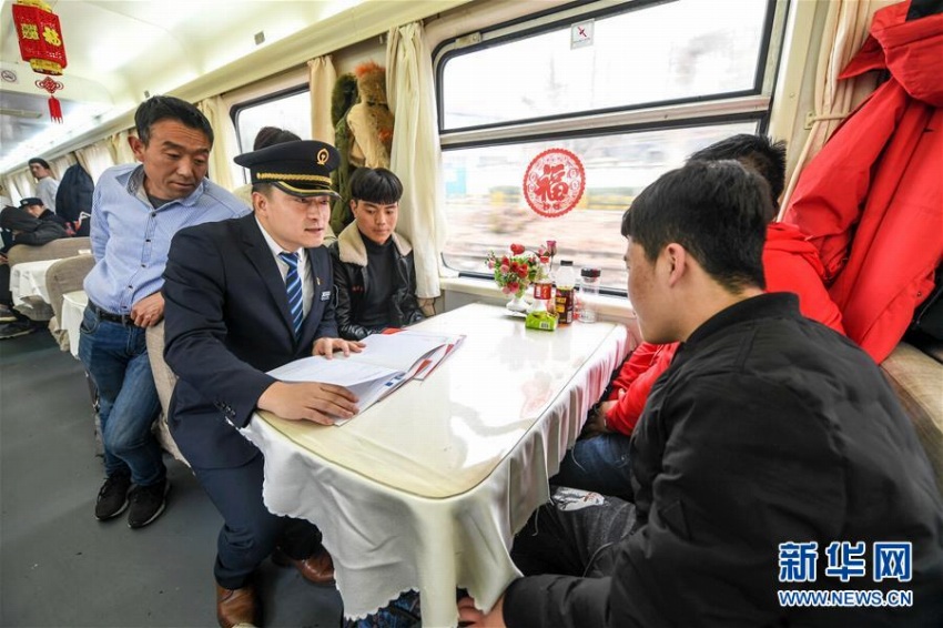 出稼ぎのために移動する乗客対象に鉄道車內で就職説明會