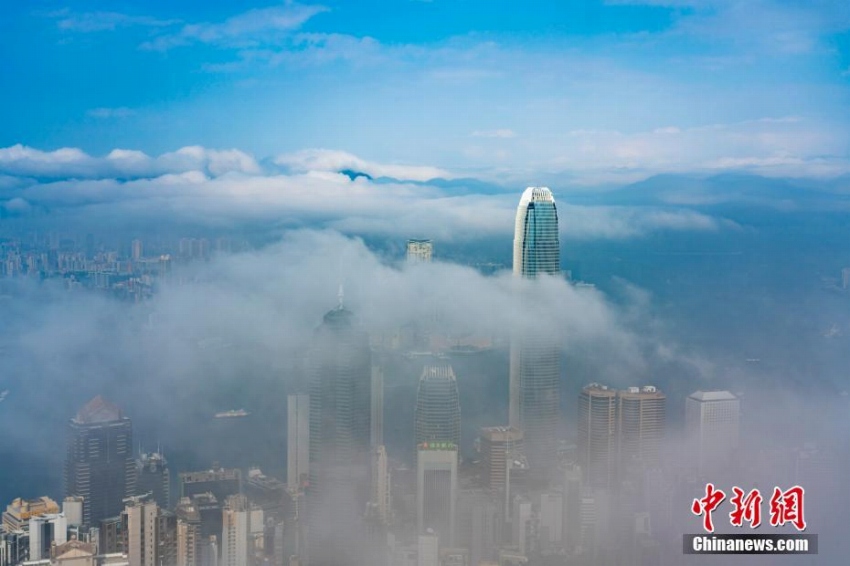 香港地區(qū)のヴィクトリア?ハーバー、「移流霧」で仙境のような絶景に