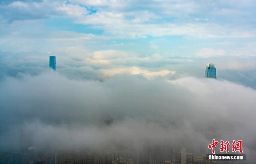 香港地區(qū)のヴィクトリア?ハーバー、「移流霧」で仙境のような絶景に