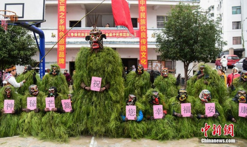 幸福と健康もたらす伝統(tǒng)の祭り　人々に祝福送る「野人」