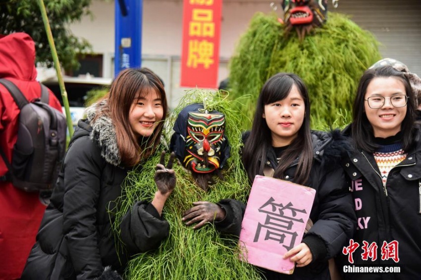 幸福と健康もたらす伝統(tǒng)の祭り　人々に祝福送る「野人」