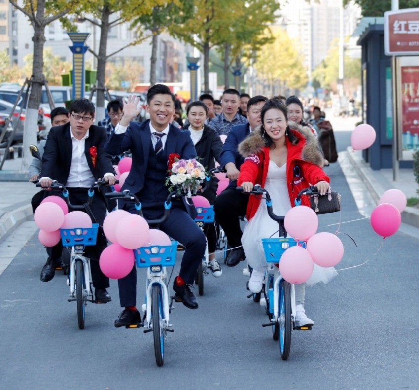 2018年10月27日、江蘇省淮安市で、シェア自転車を利用した結(jié)婚式が行われた。（人民図片より）