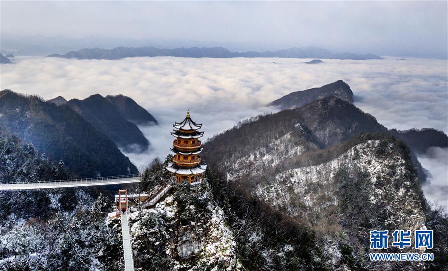 3月3日、塔雲(yún)山で雪と雲(yún)、もやがコラボし、絶景に（ドローンで撮影?陶明）。