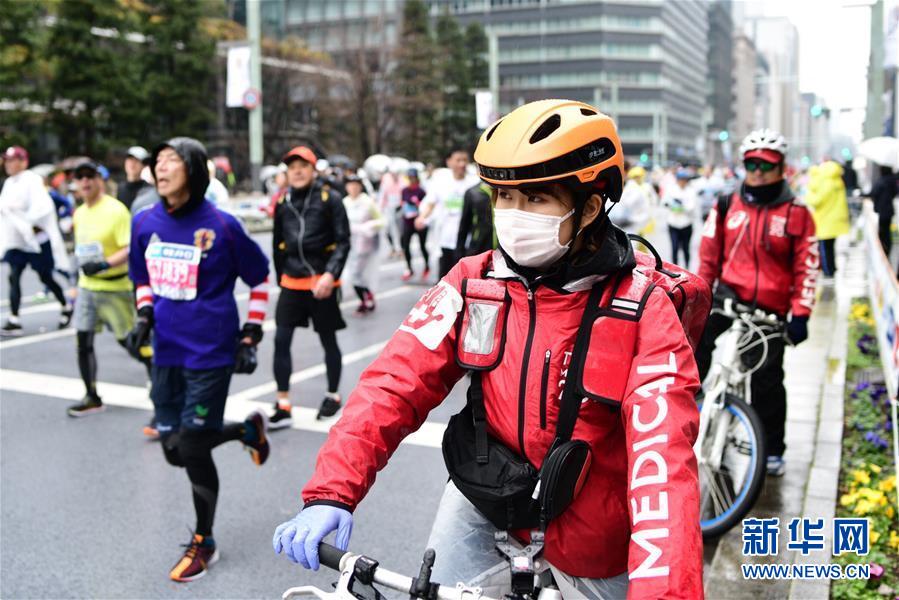 東京で3日、ヘルメットを裝著した東京マラソンレスキュー隊(duì)員が指示を待つ様子。（「第一反応」社提供）