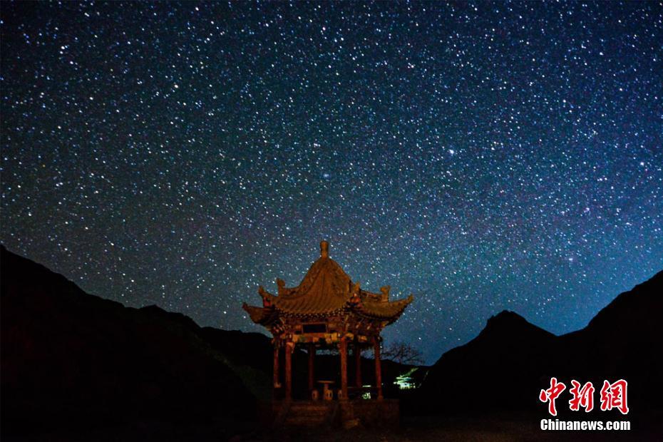 煌めき輝く美しくも幻想的な敦煌の星空　甘粛省